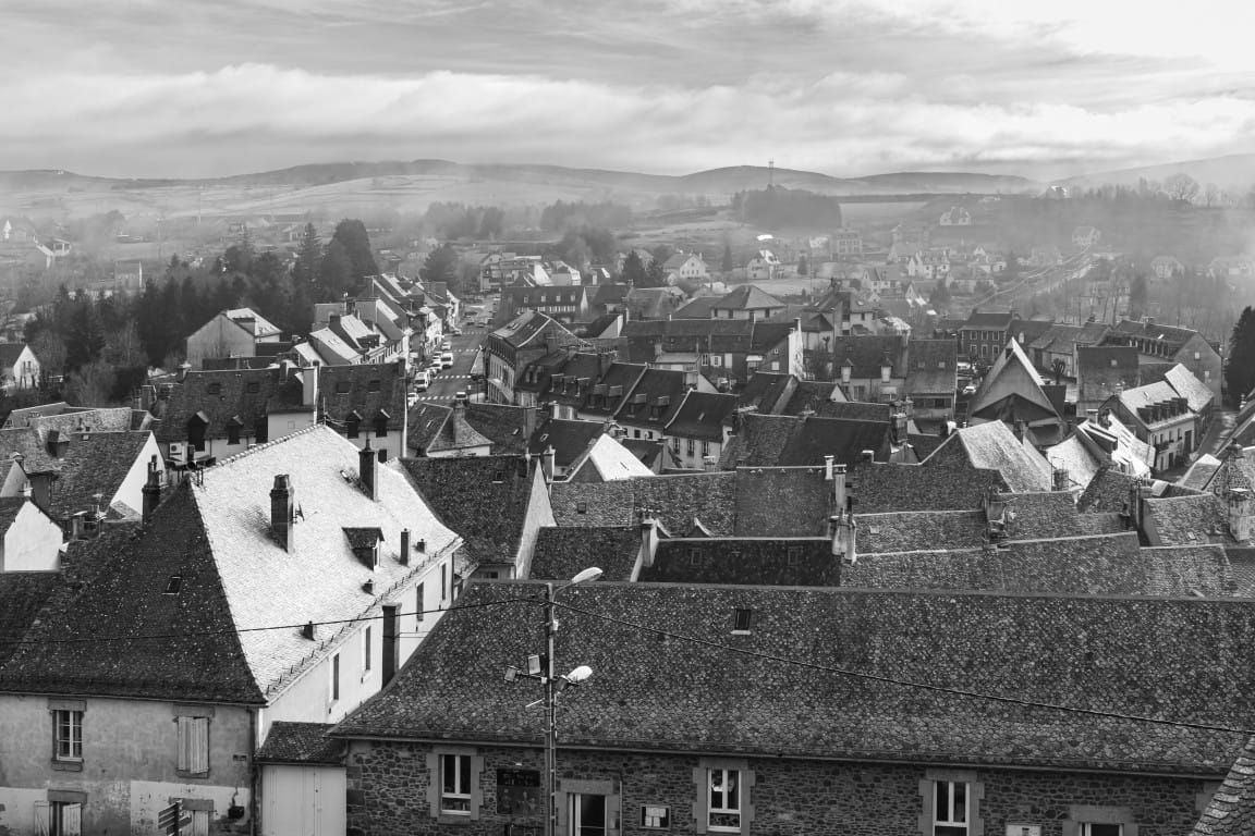Vue de Laguiole et de ses toits sur le plateau de l’Aubrac