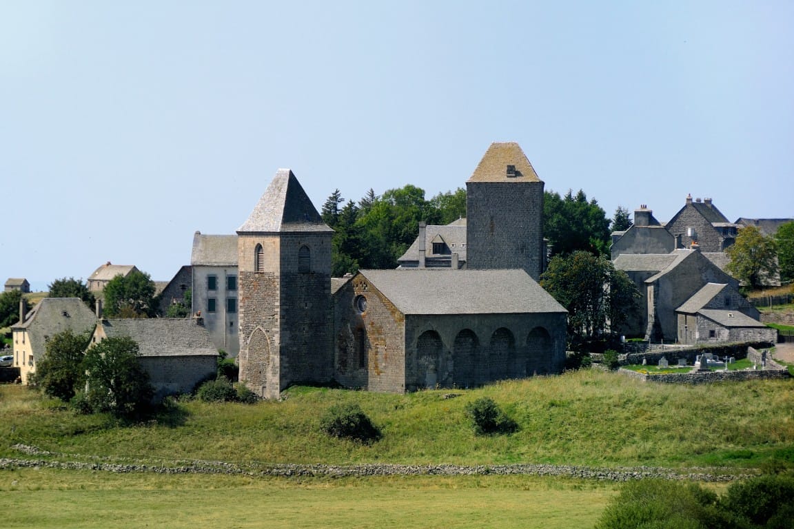 Village d’Aubrac et ancienne dômerie sur le haut plateau
