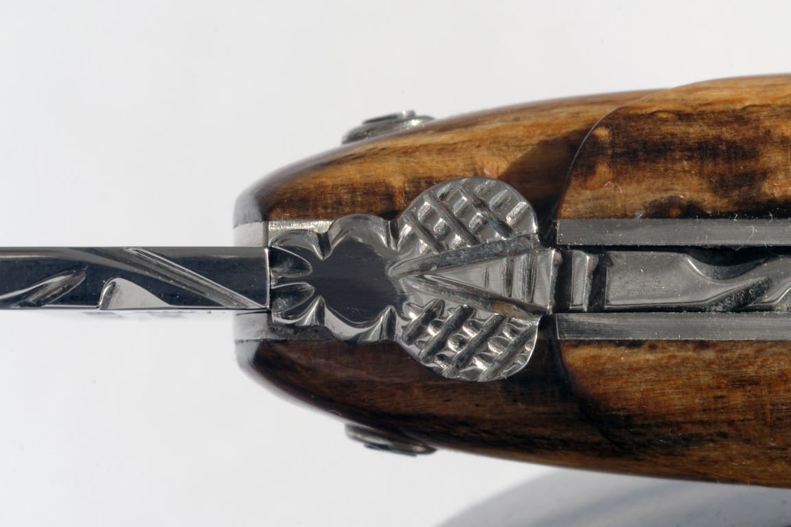 Mouche ciselée en forme d’abeille sur le ressort d’un couteau de Laguiole