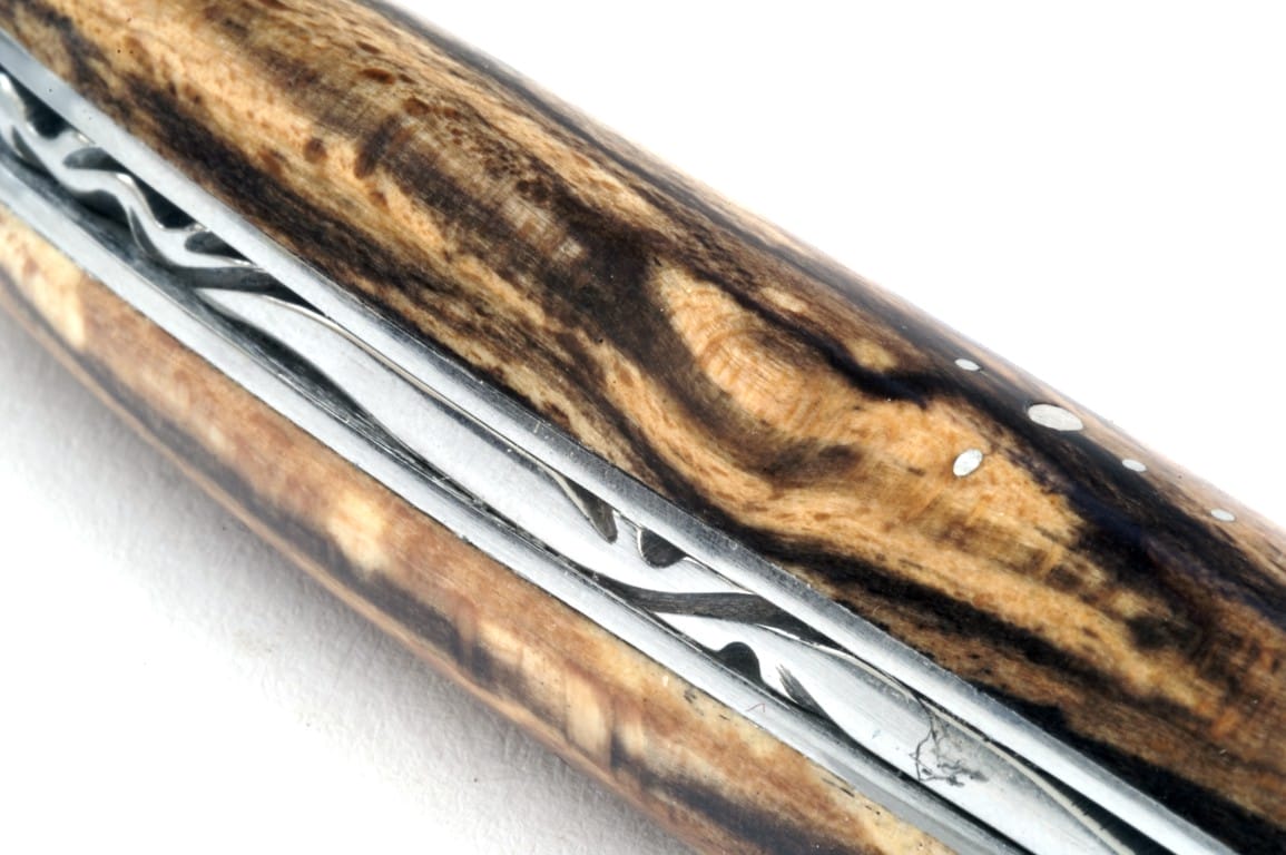 Guillochage décoratif sur le ressort d’un couteau de Laguiole