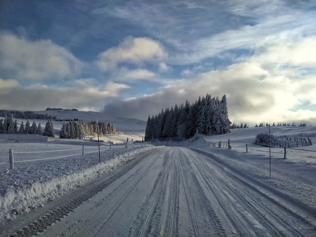 Route enneigée sur le plateau de l’Aubrac en hiver