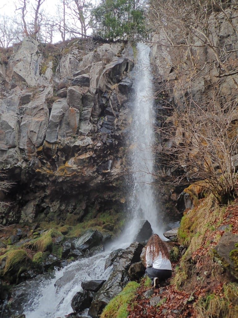 Cascade en sous-bois sur un ruisseau du plateau de l’Aubrac
