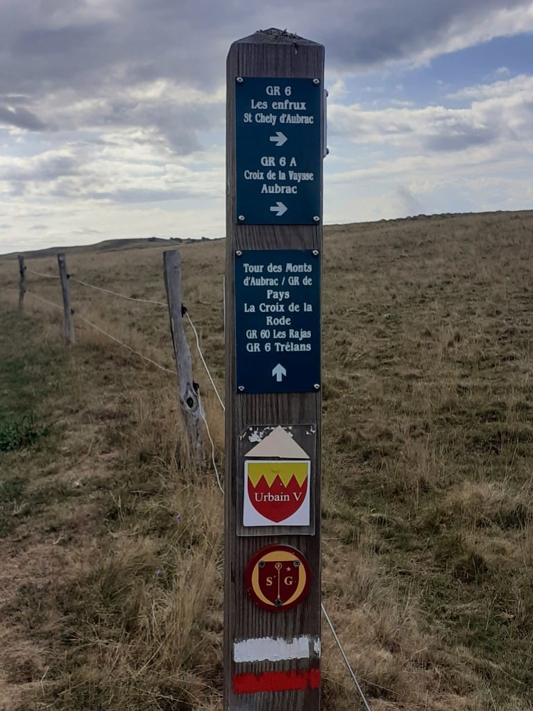 Croisement de sentiers de Grande Randonnée balisés sur l’Aubrac