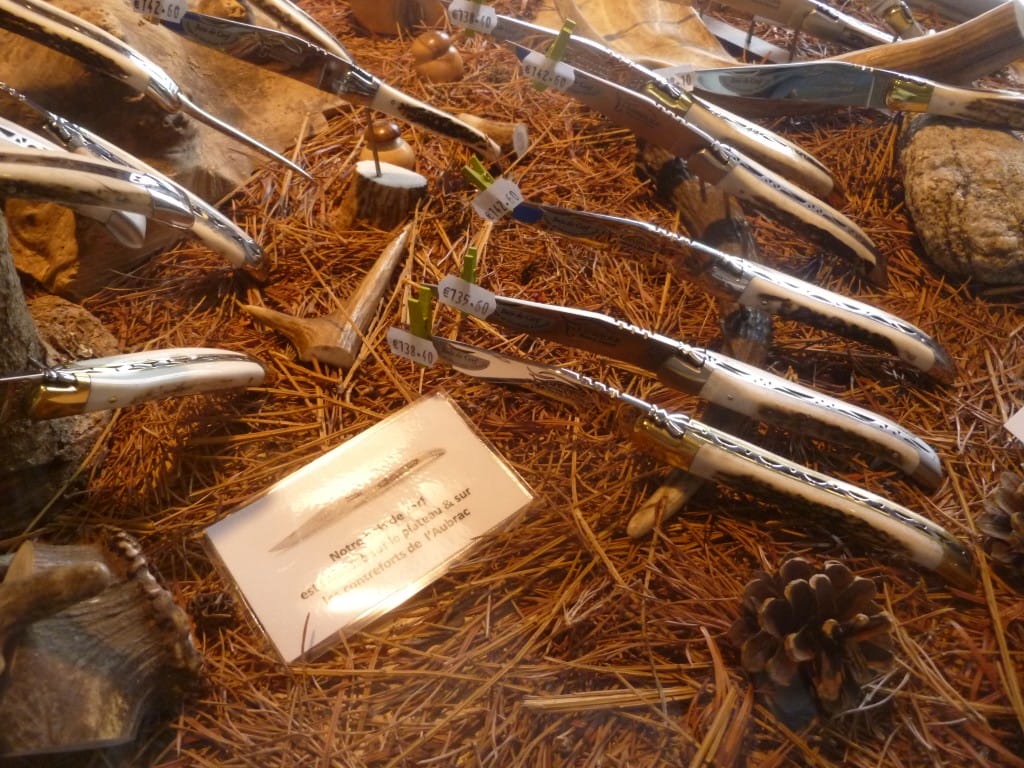 Pièces et outils dans une coutellerie de Laguiole