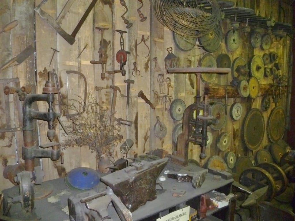 Coutelier au travail dans un atelier de Laguiole