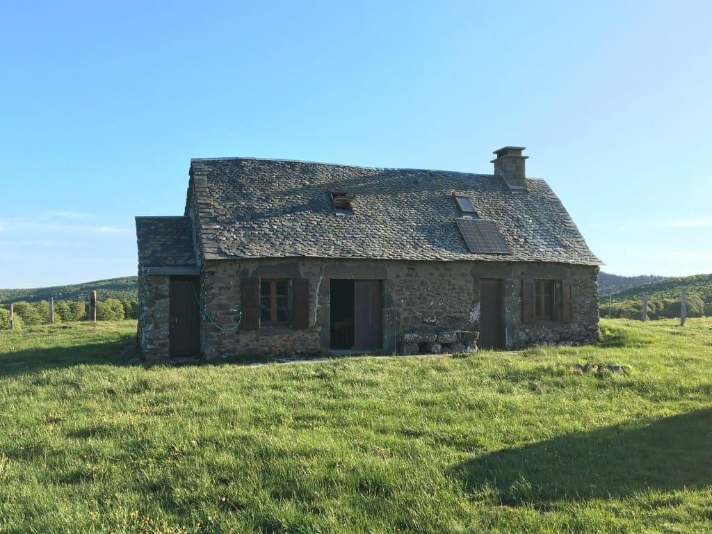 Buron de pierre et ferme traditionnelle de l’Aubrac