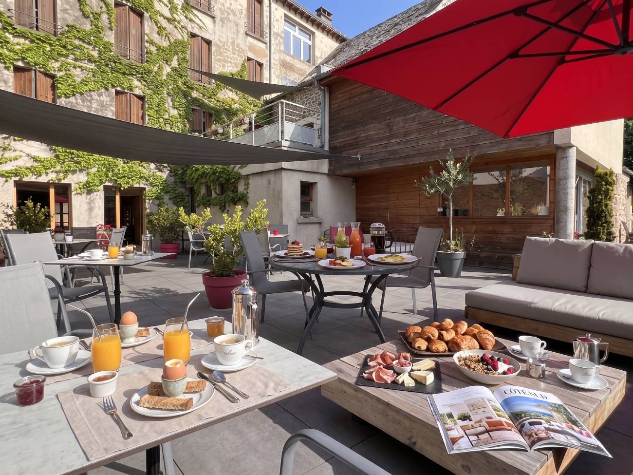 Terrasse de l’Hôtel Gilles Moreau au centre de Laguiole